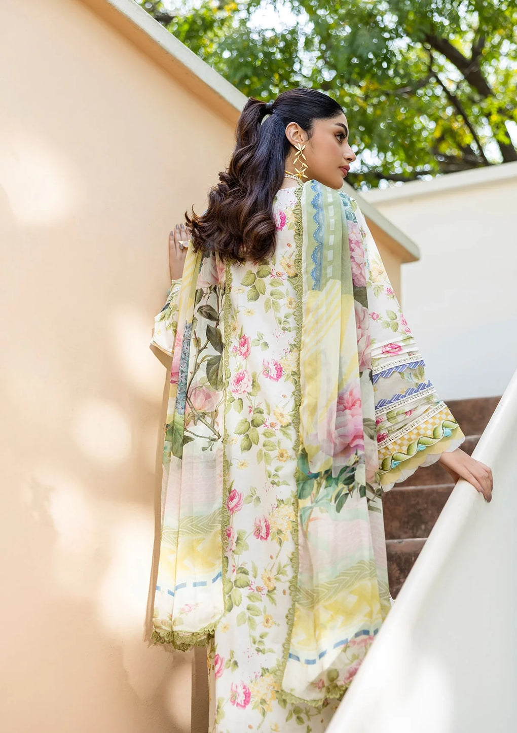 GLADIOLUS GRACE MULTI FLORALS WITH LIGHT COLOR BASE.