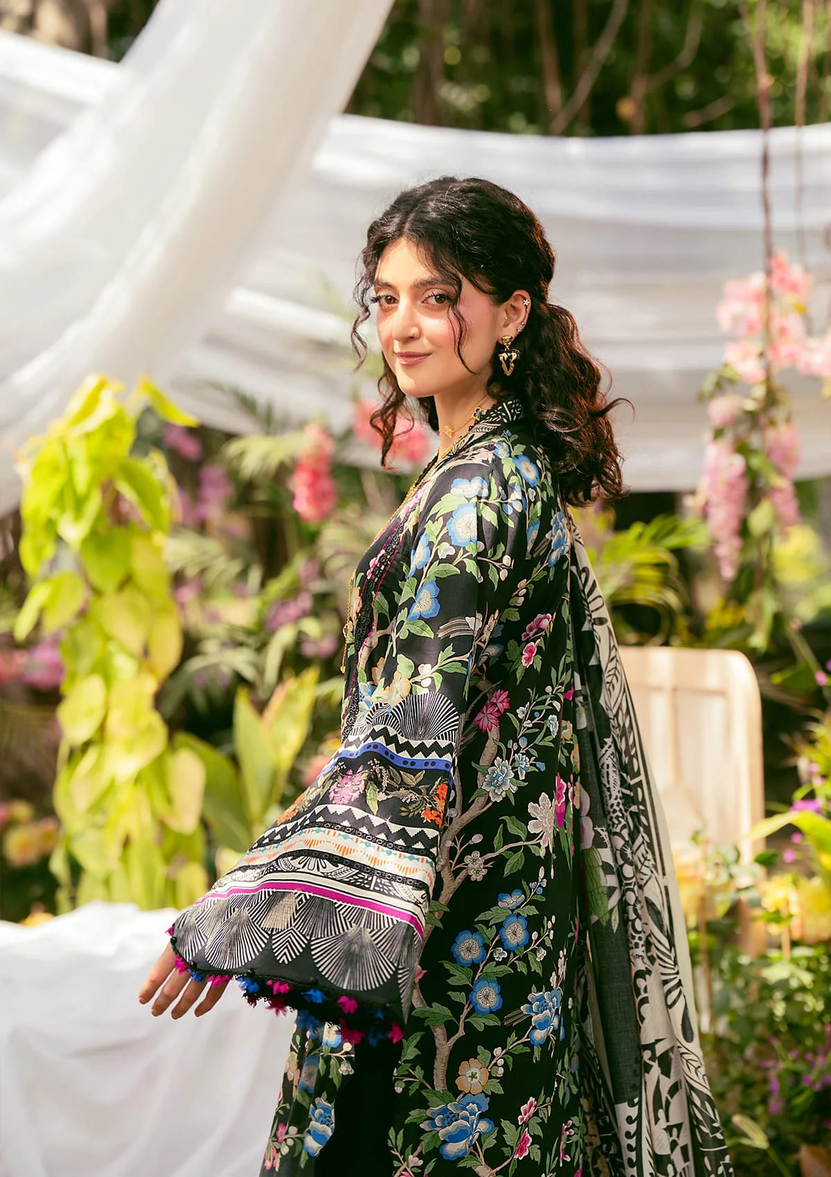 ELAROSE MULTI FLORALS WITH BLACK COLOR BASE.