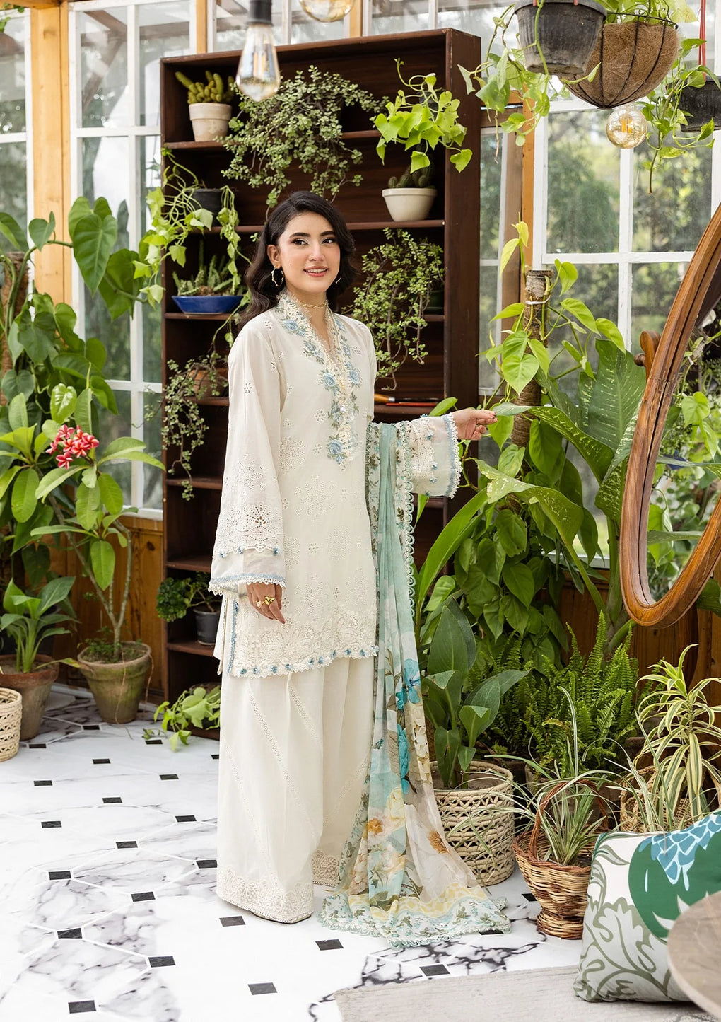 PEARLISTA wearing this beautiful dress FROM CHIKANKARI WITH CHIFFON ELAF.