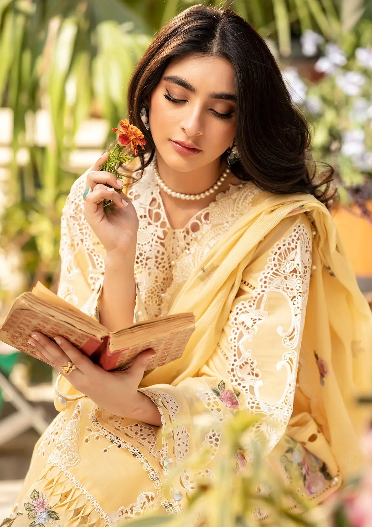 Elegent dress ROSHNE from ELAF Luxury Lawn 2025.